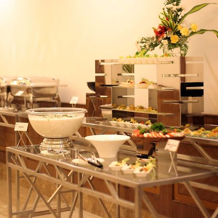 Hotel Ramada Plaza Chennai Exterior foto A buffet table