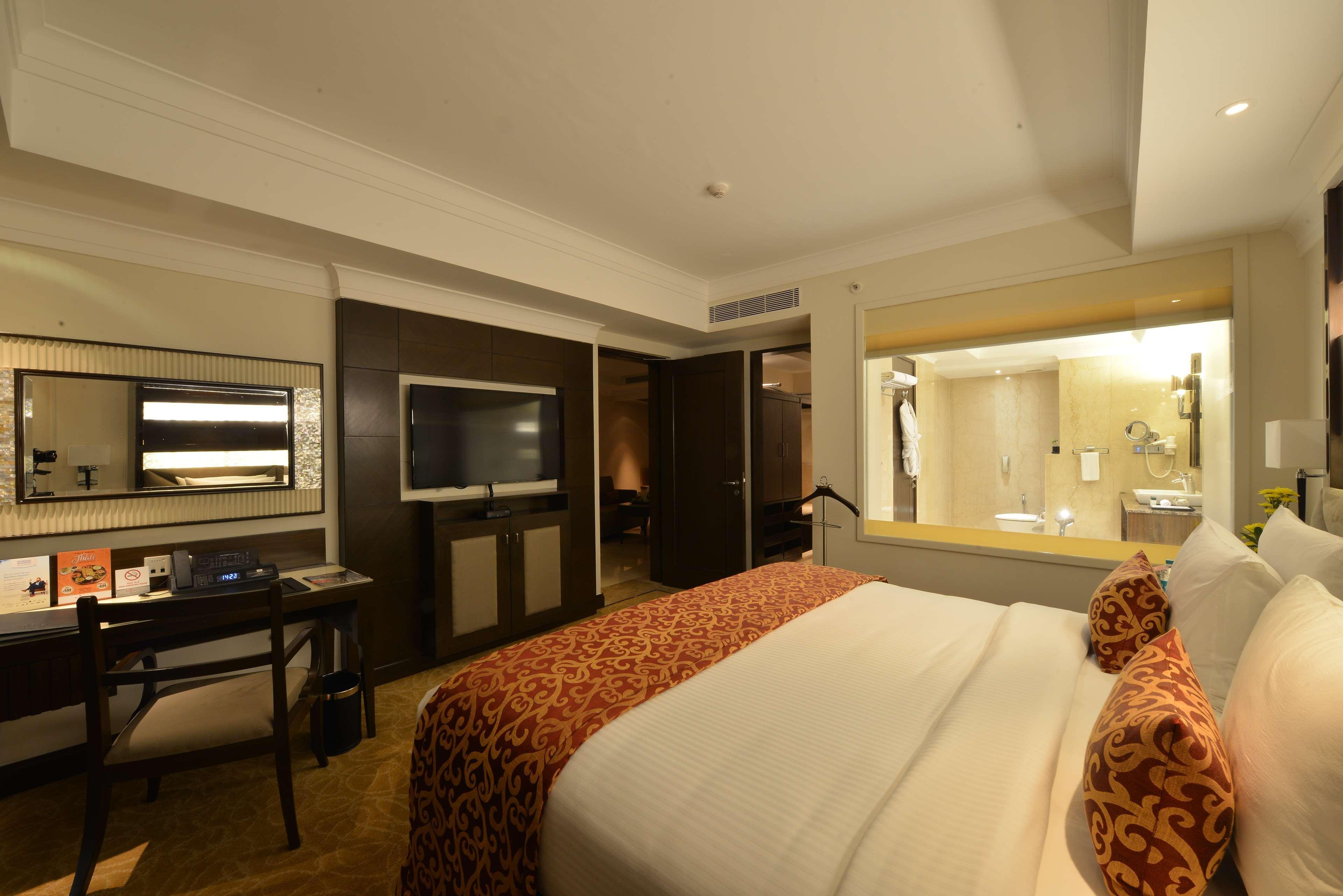 Hotel Ramada Plaza Chennai Exterior foto