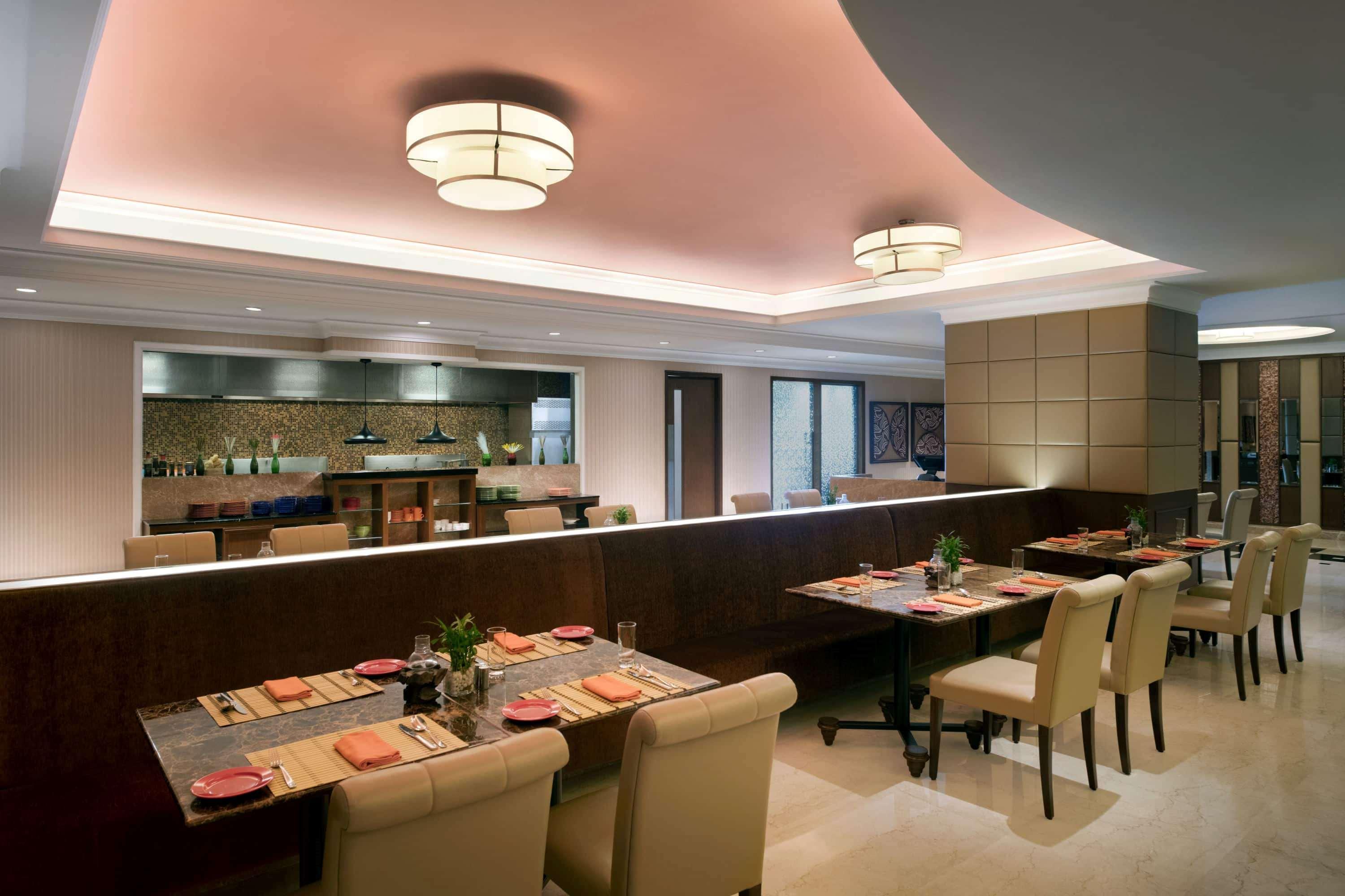 Hotel Ramada Plaza Chennai Exterior foto The restaurant