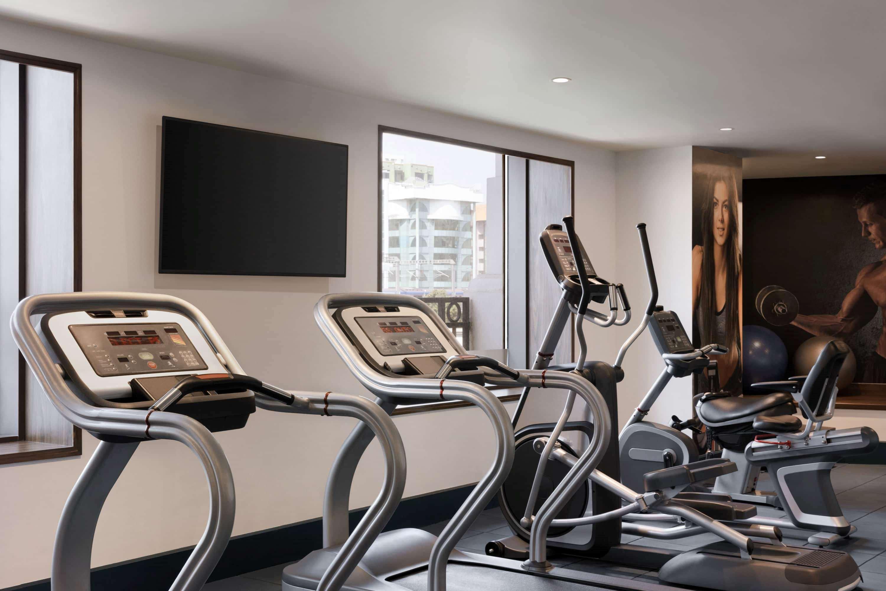 Hotel Ramada Plaza Chennai Exterior foto The gym at the hotel