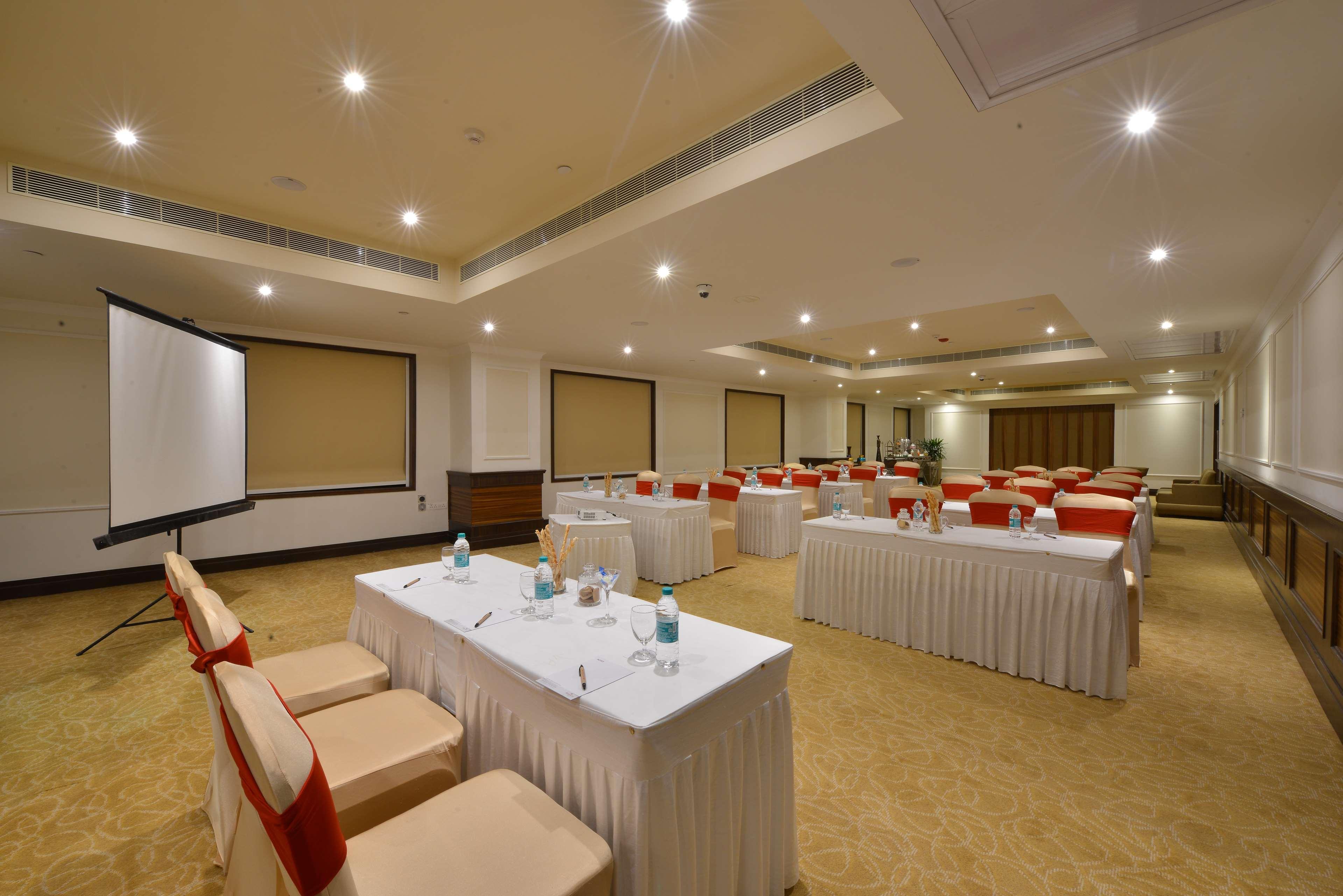 Hotel Ramada Plaza Chennai Exterior foto A meeting room at a hotel