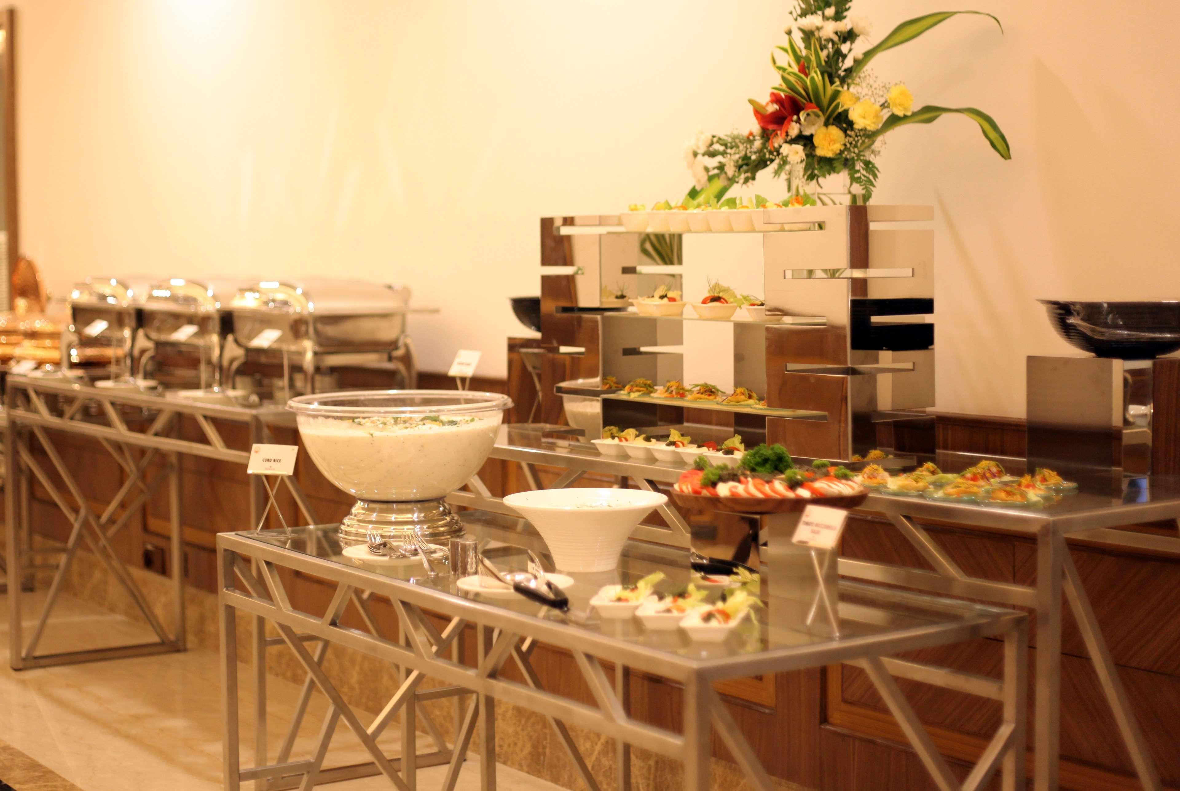 Hotel Ramada Plaza Chennai Exterior foto A buffet table