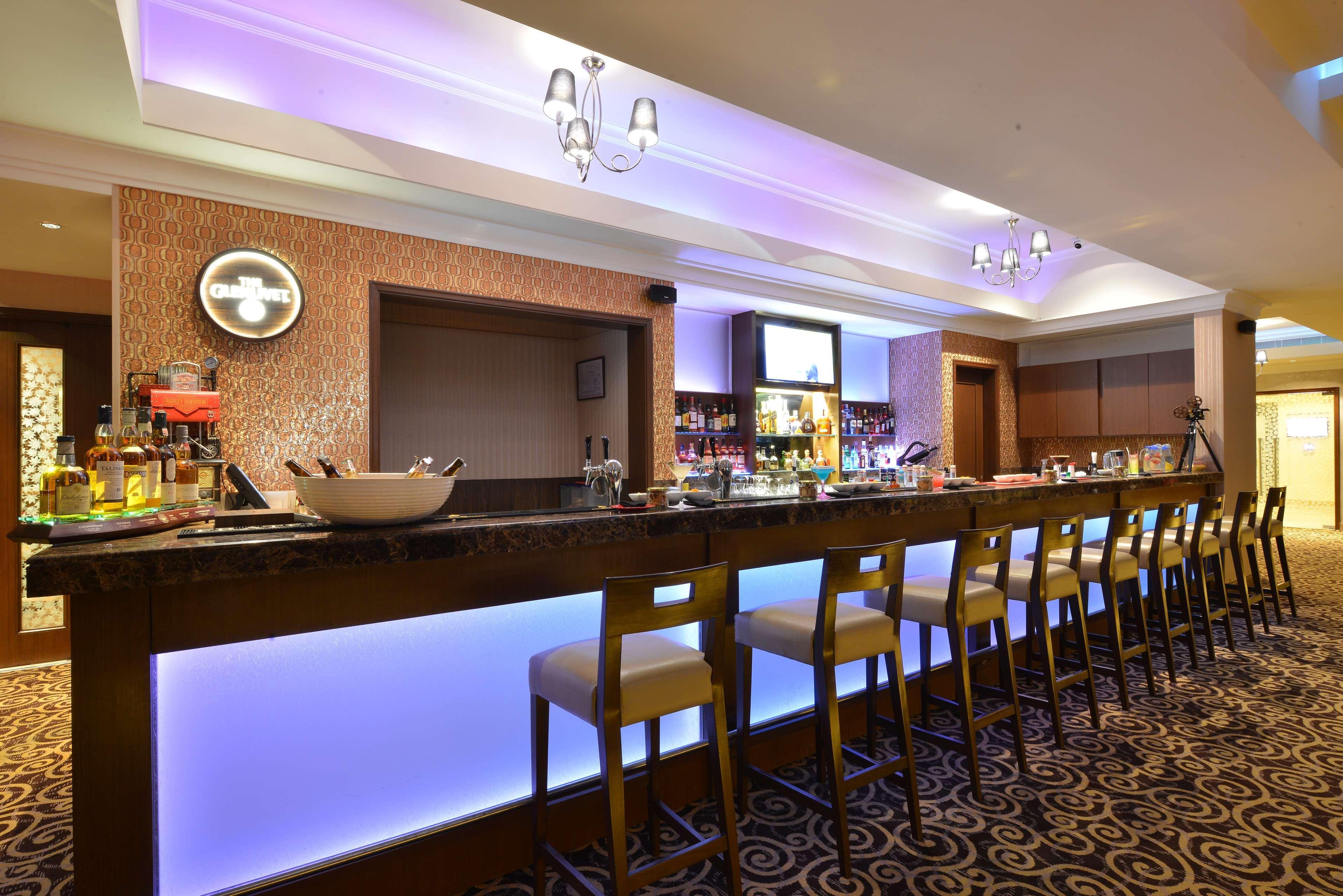 Hotel Ramada Plaza Chennai Exterior foto The bar at the hotel