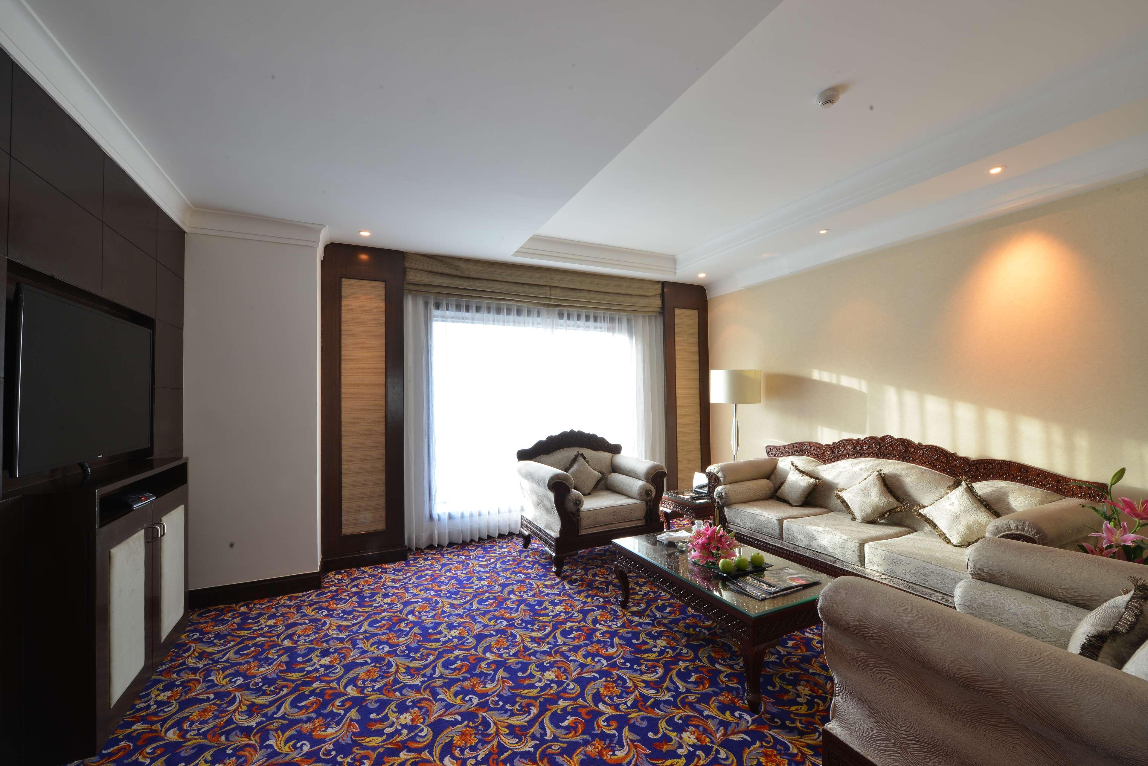 Hotel Ramada Plaza Chennai Exterior foto Living room