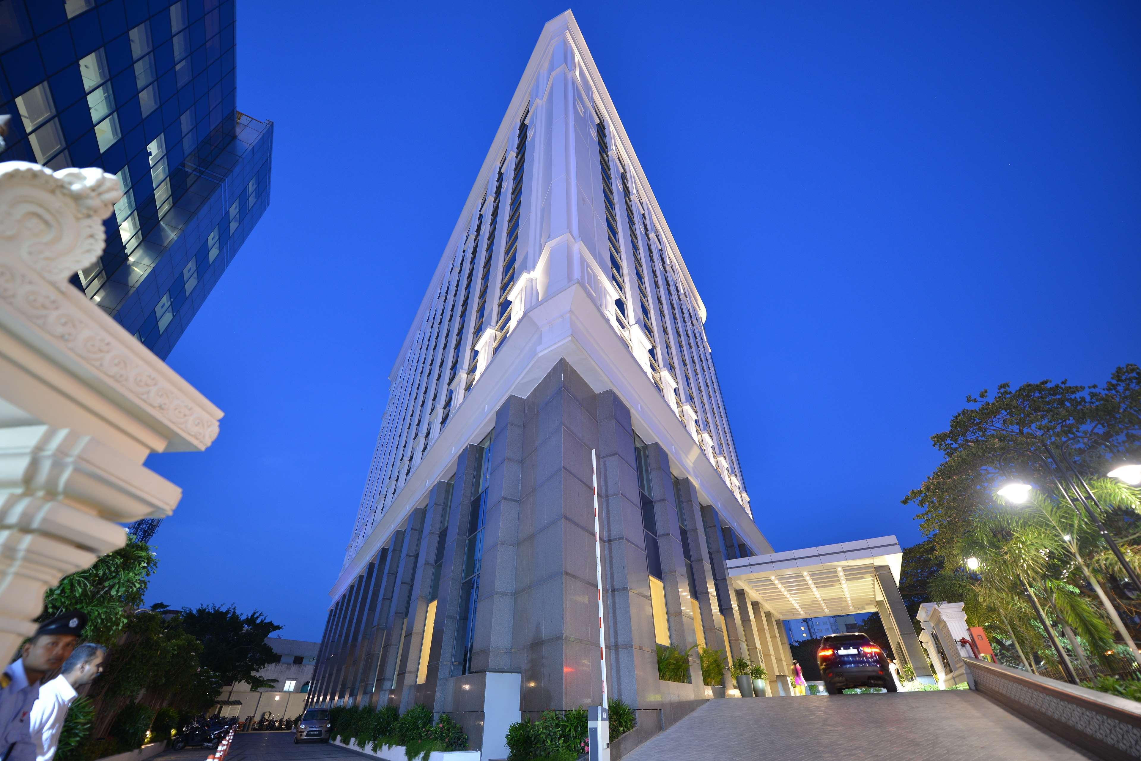 Hotel Ramada Plaza Chennai Exterior foto The hotel at night