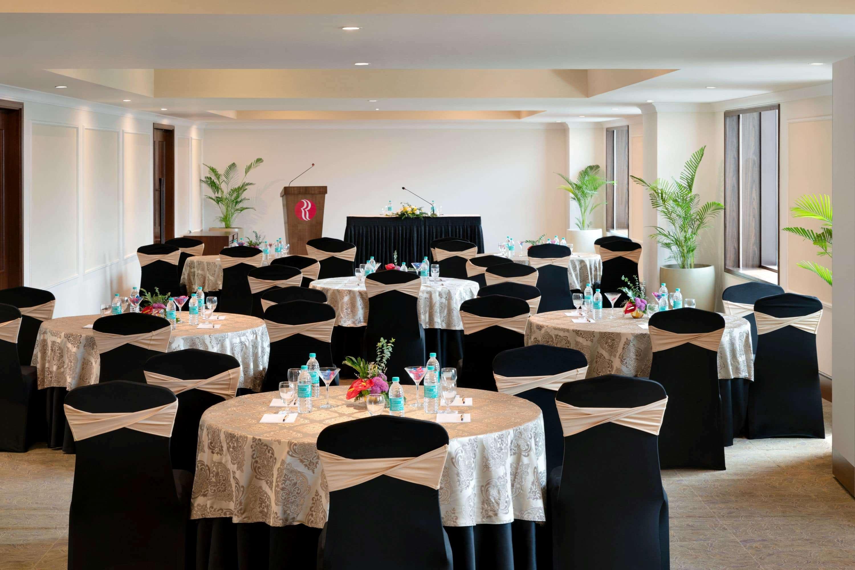 Hotel Ramada Plaza Chennai Exterior foto A meeting room at the hotel
