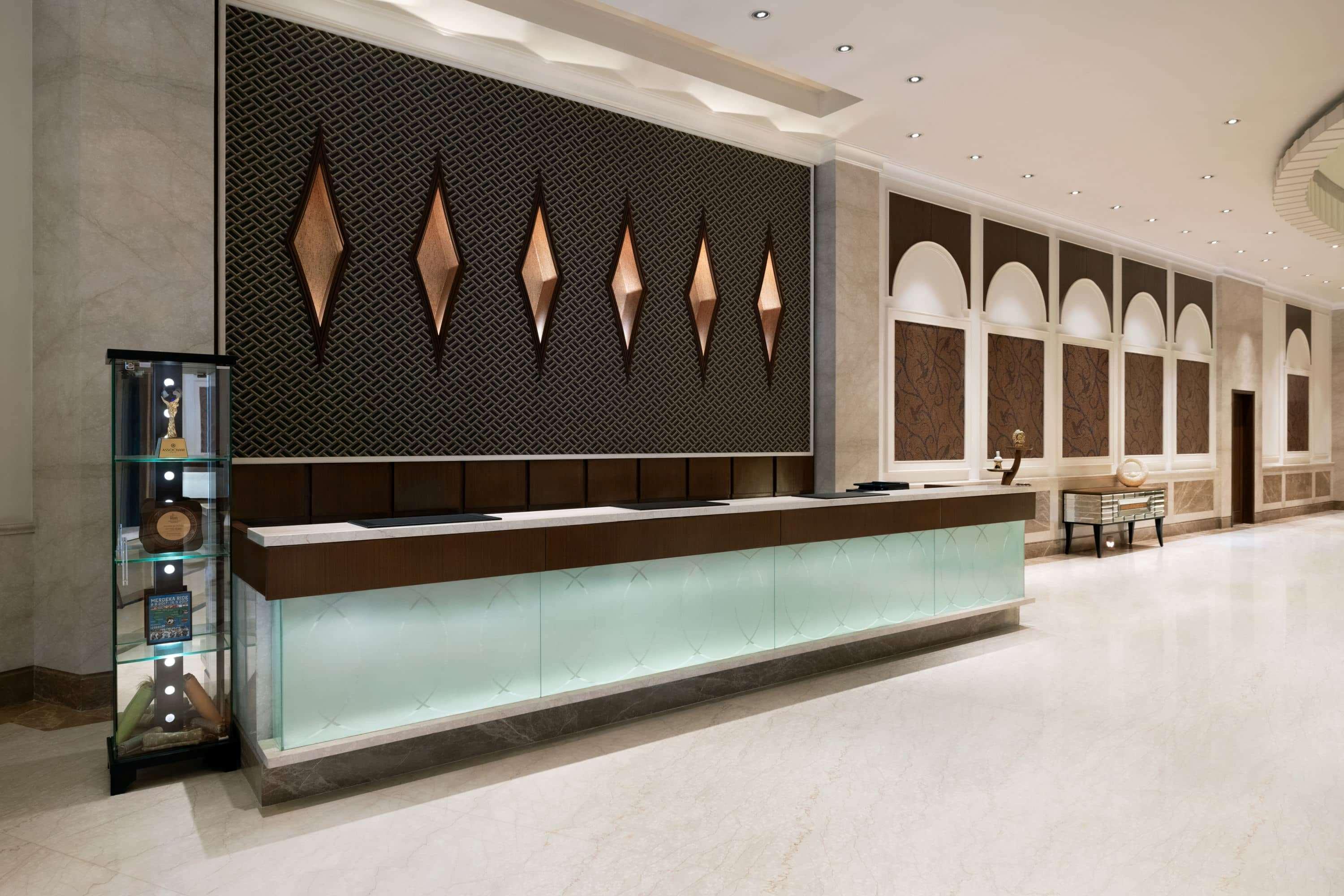 Hotel Ramada Plaza Chennai Exterior foto The lobby of the hotel