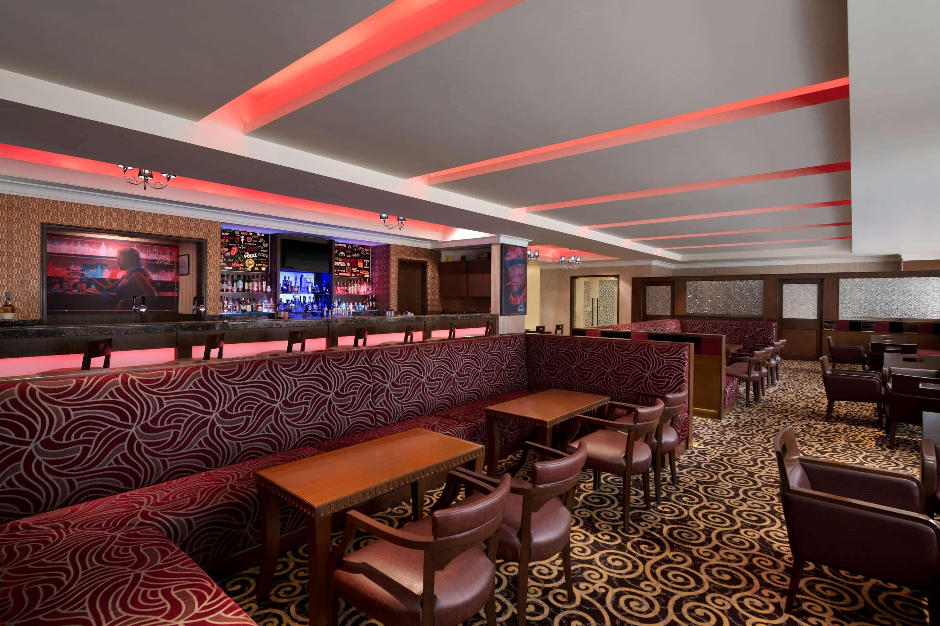 Hotel Ramada Plaza Chennai Exterior foto The interior of the bar