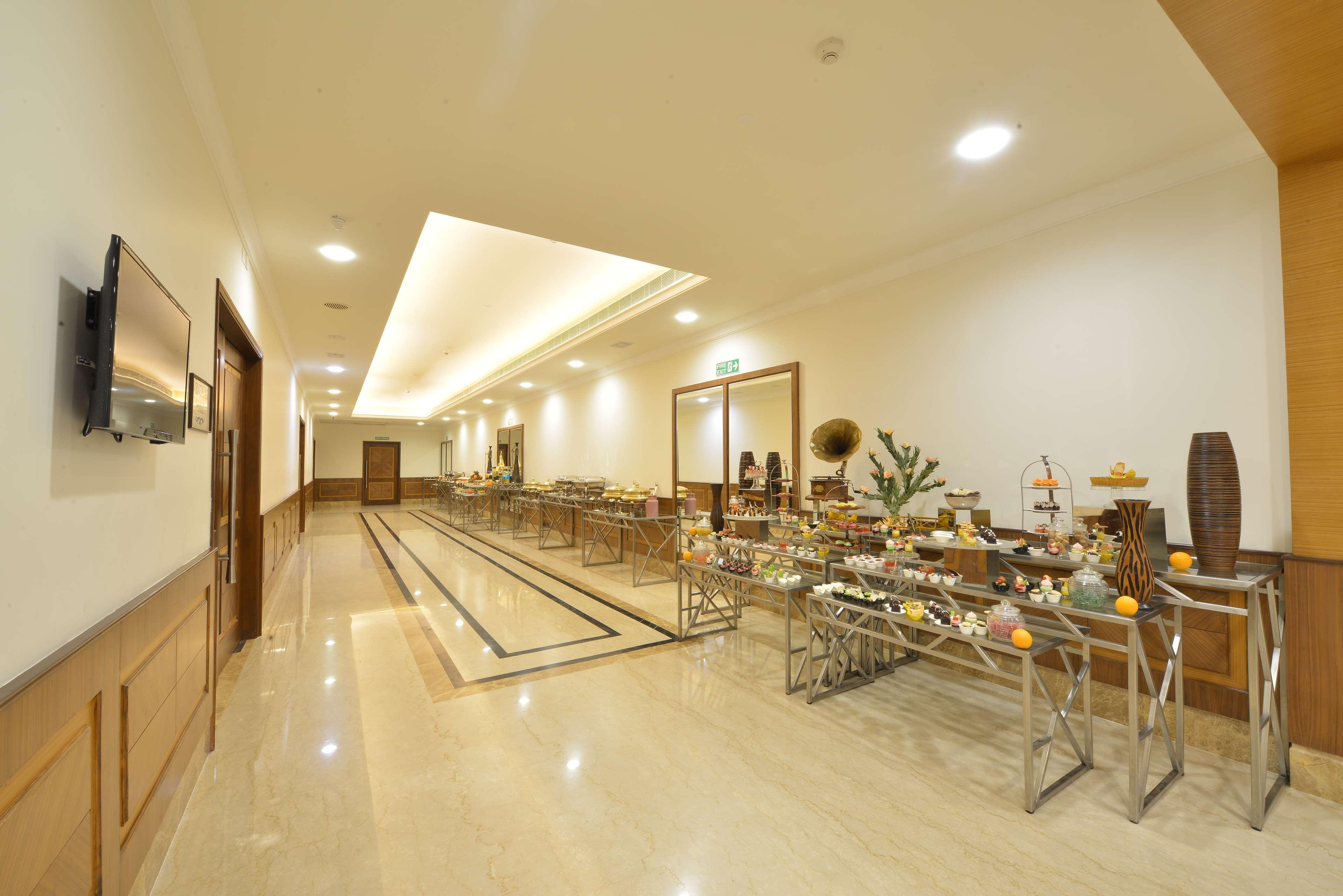 Hotel Ramada Plaza Chennai Exterior foto The lobby of the hotel