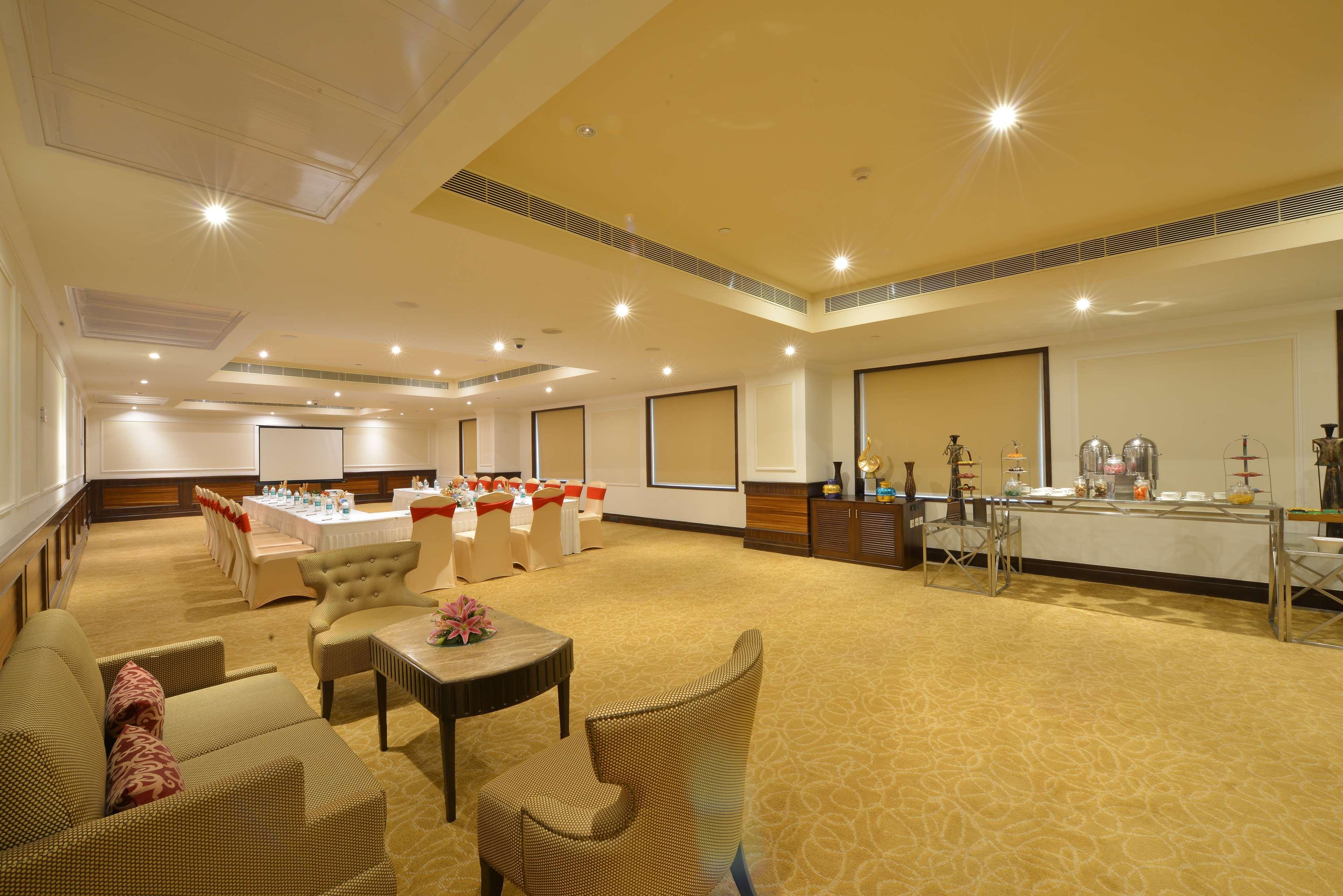 Hotel Ramada Plaza Chennai Exterior foto The Royal Hall