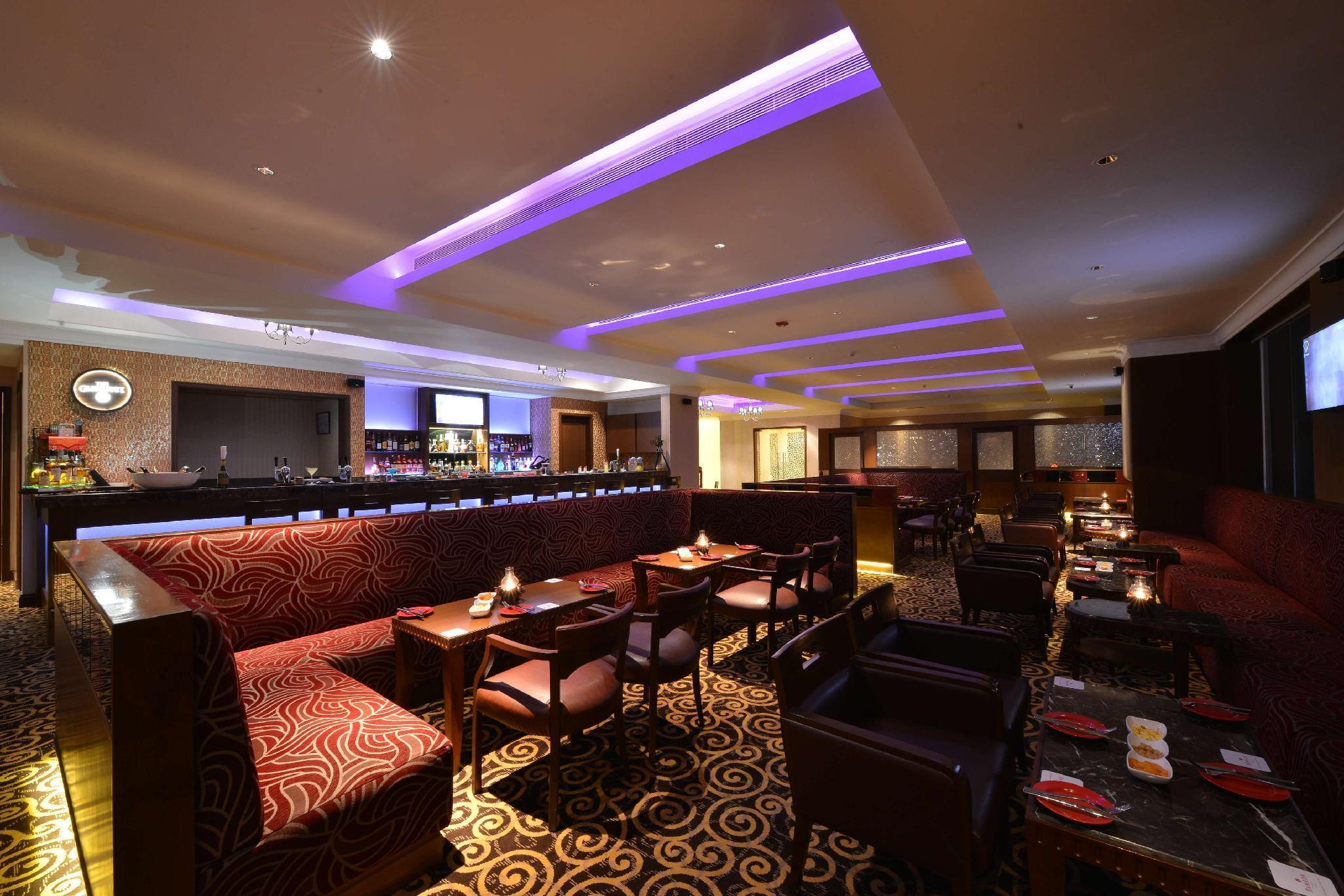 Hotel Ramada Plaza Chennai Exterior foto The interior of the restaurant