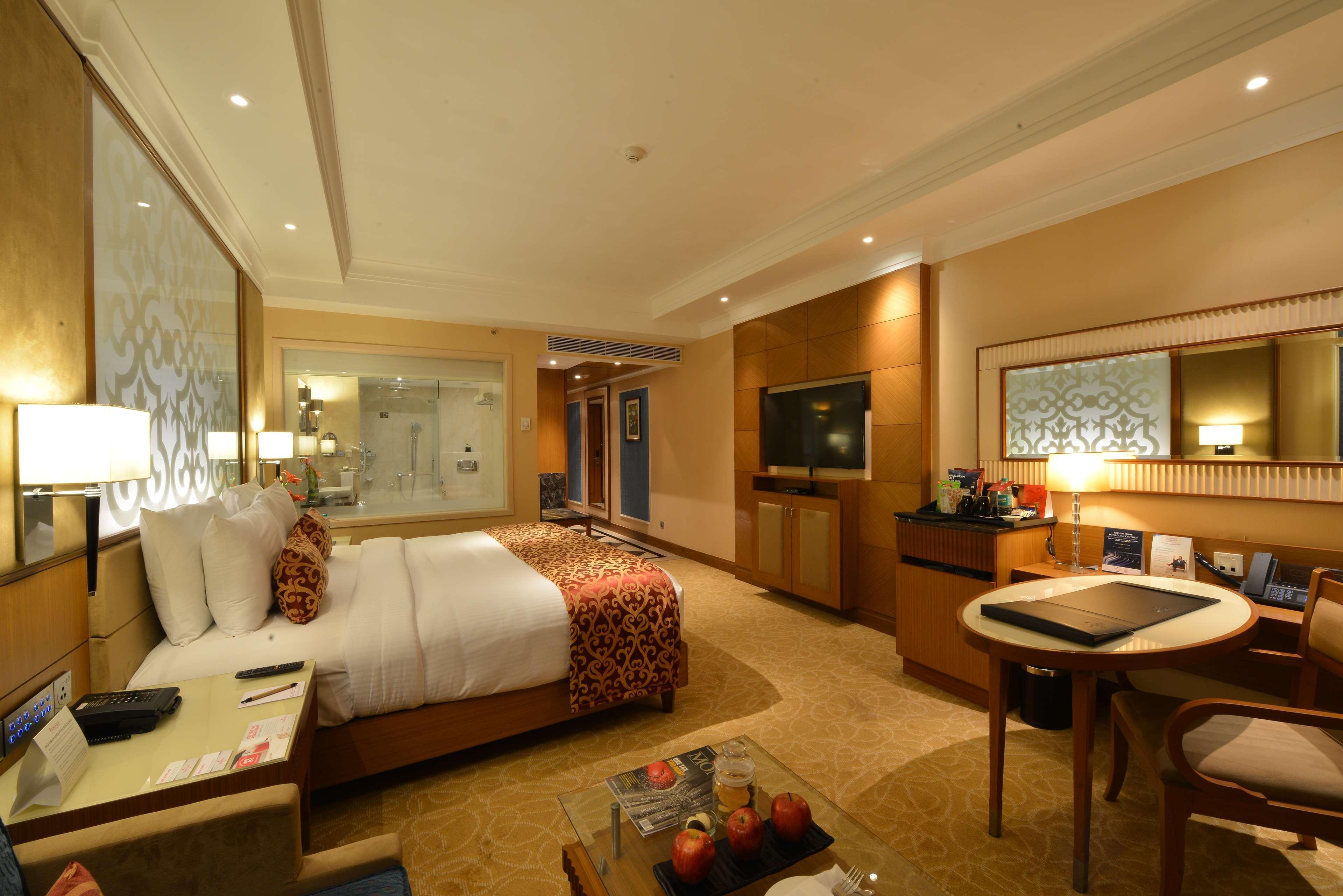 Hotel Ramada Plaza Chennai Exterior foto