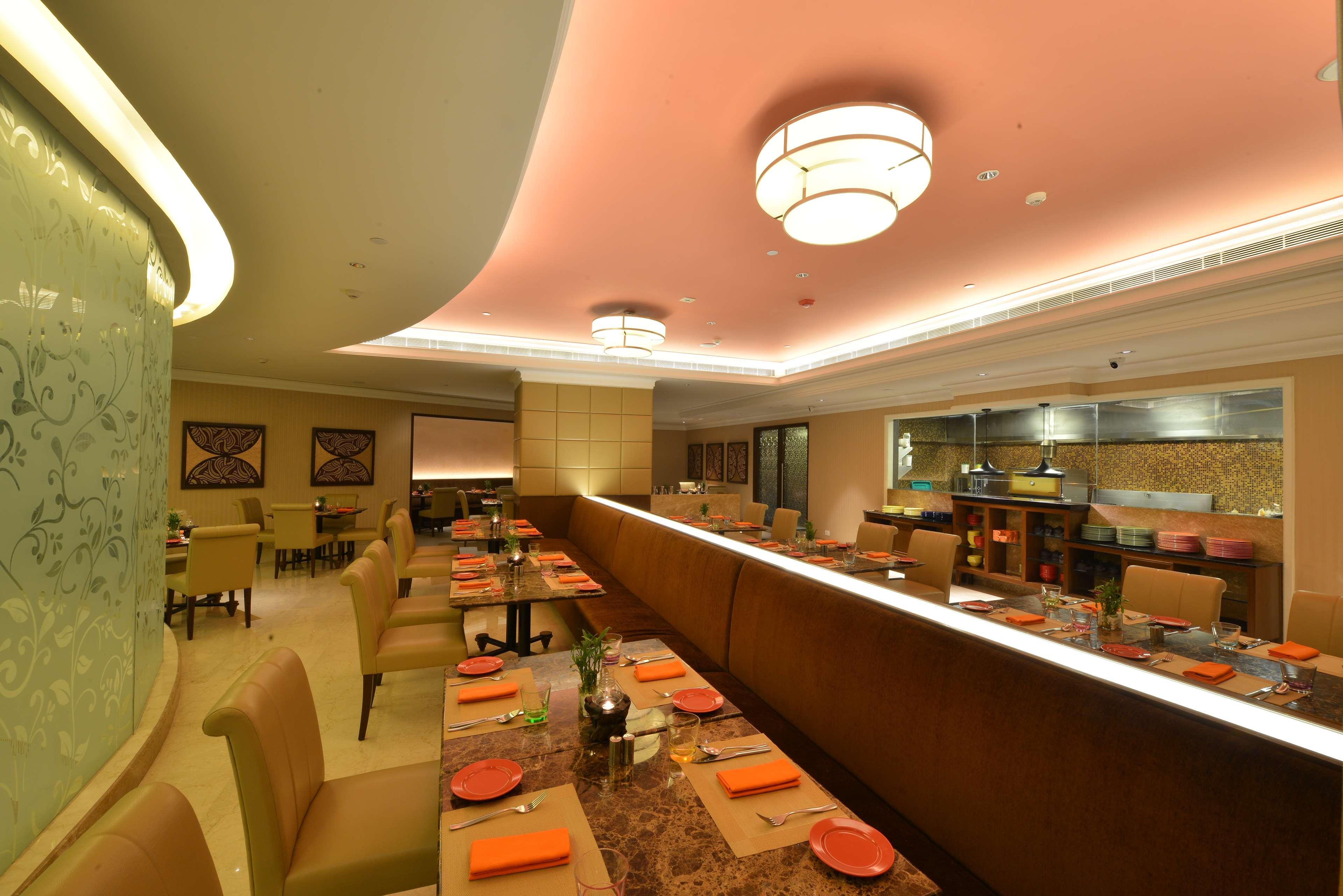 Hotel Ramada Plaza Chennai Exterior foto The interior of the restaurant
