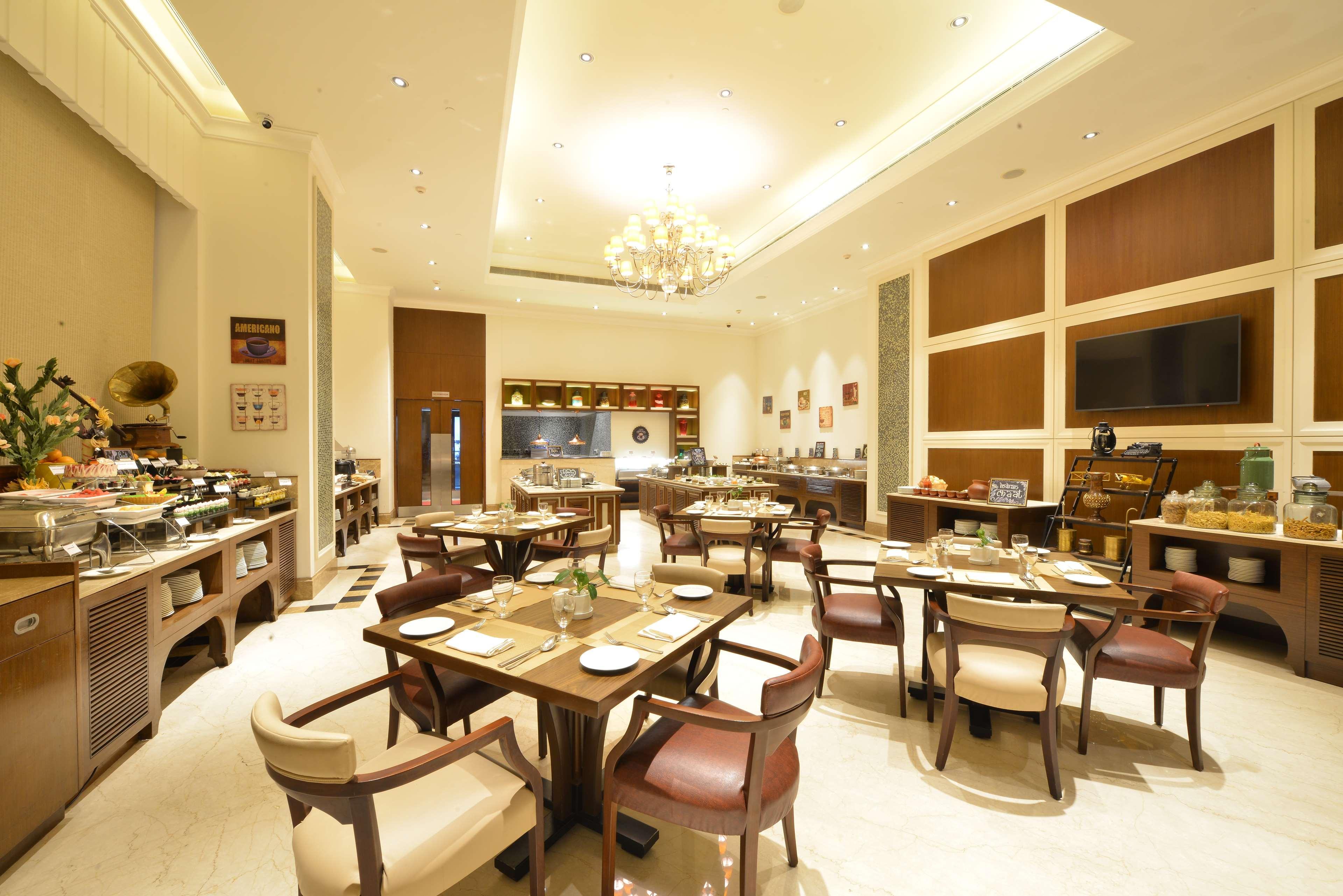 Hotel Ramada Plaza Chennai Exterior foto The restaurant