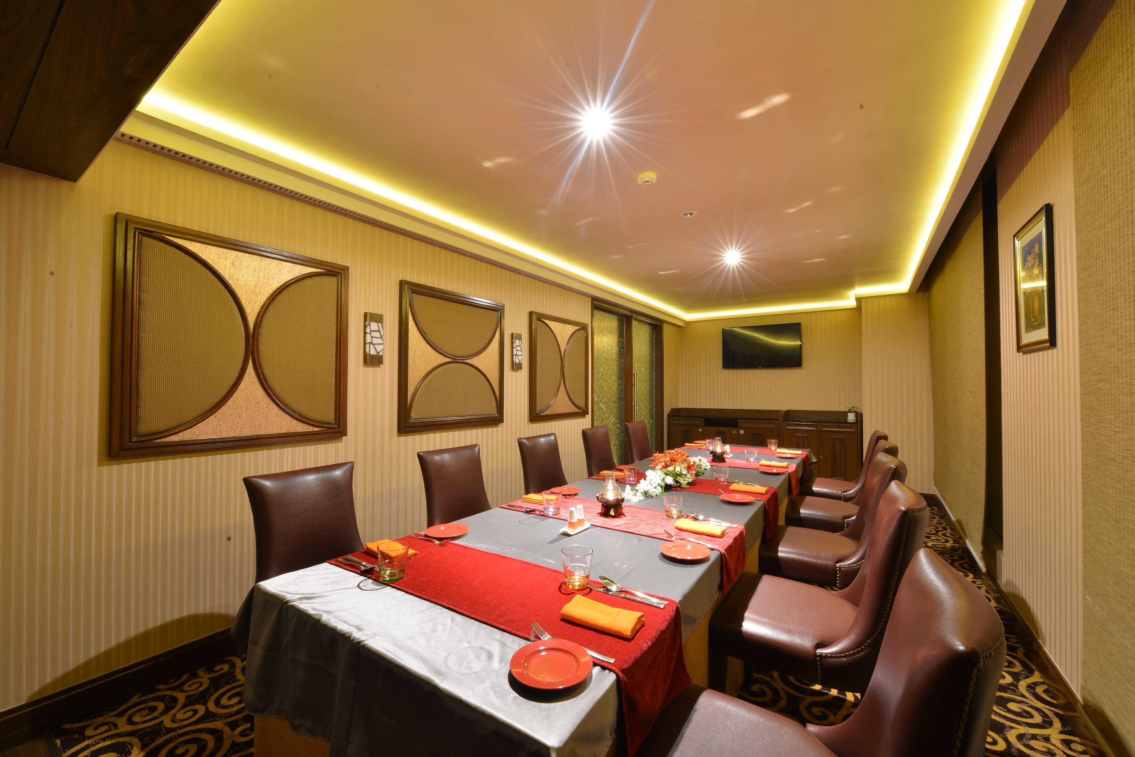 Hotel Ramada Plaza Chennai Exterior foto A private dining room at a hotel