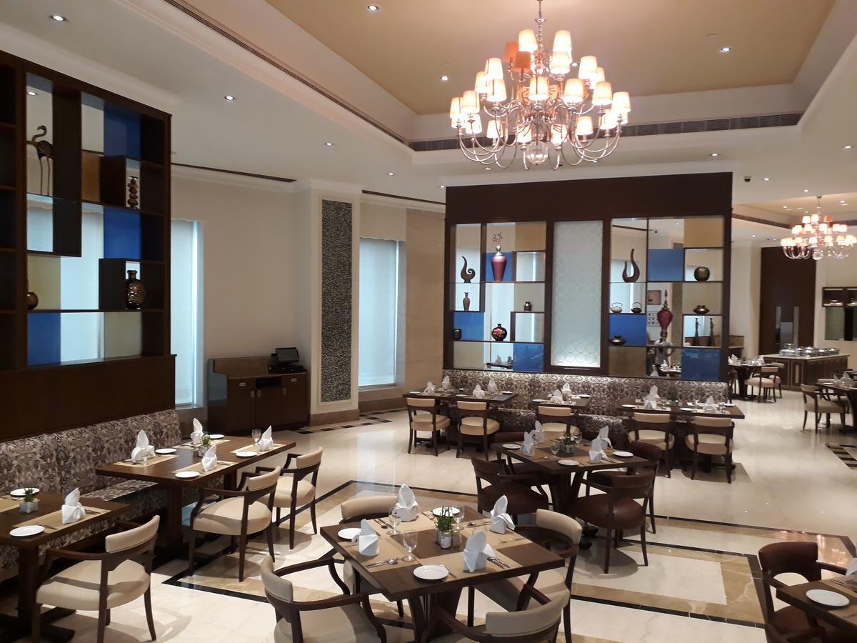 Hotel Ramada Plaza Chennai Exterior foto The restaurant at the hotel