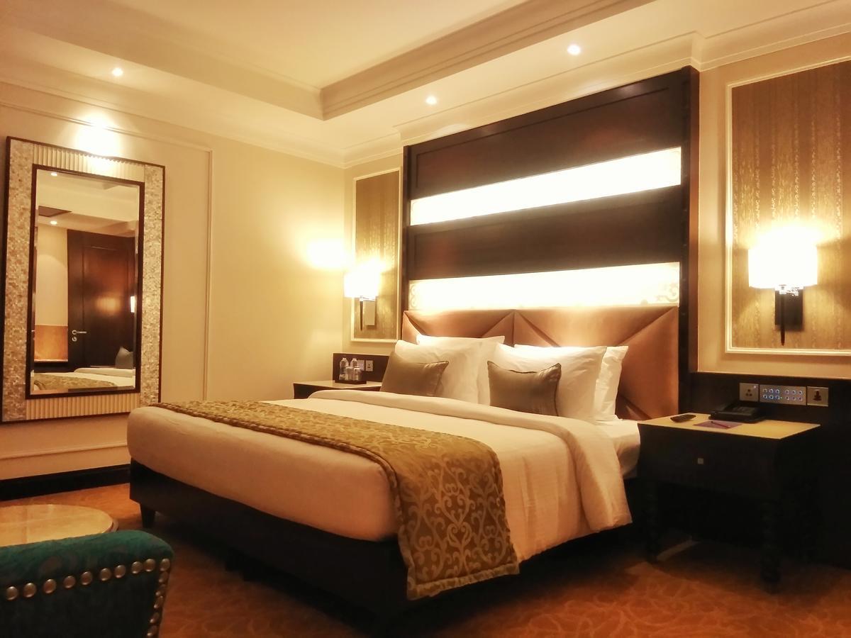 Hotel Ramada Plaza Chennai Exterior foto A bedroom at the Taj Bengal