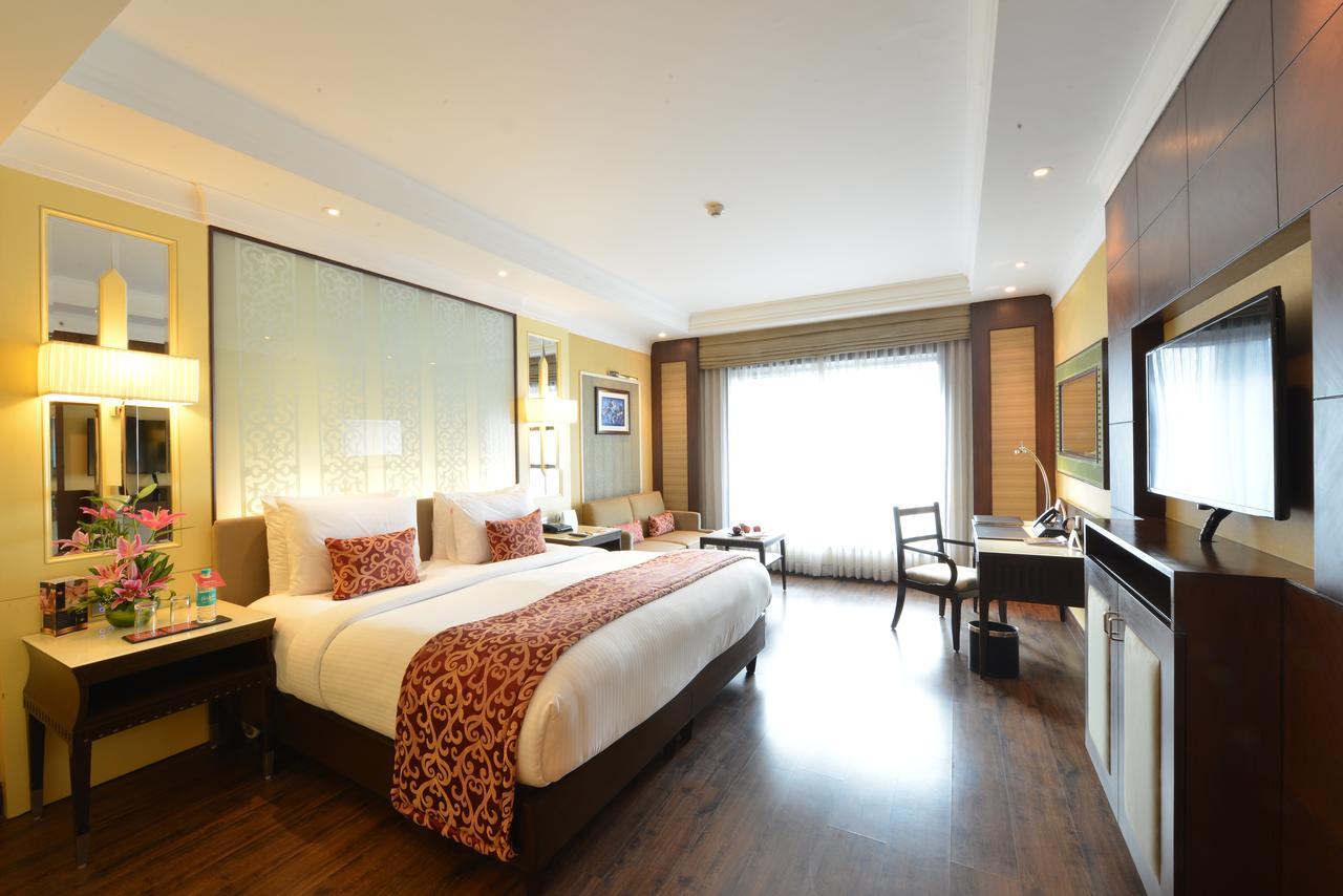Hotel Ramada Plaza Chennai Exterior foto