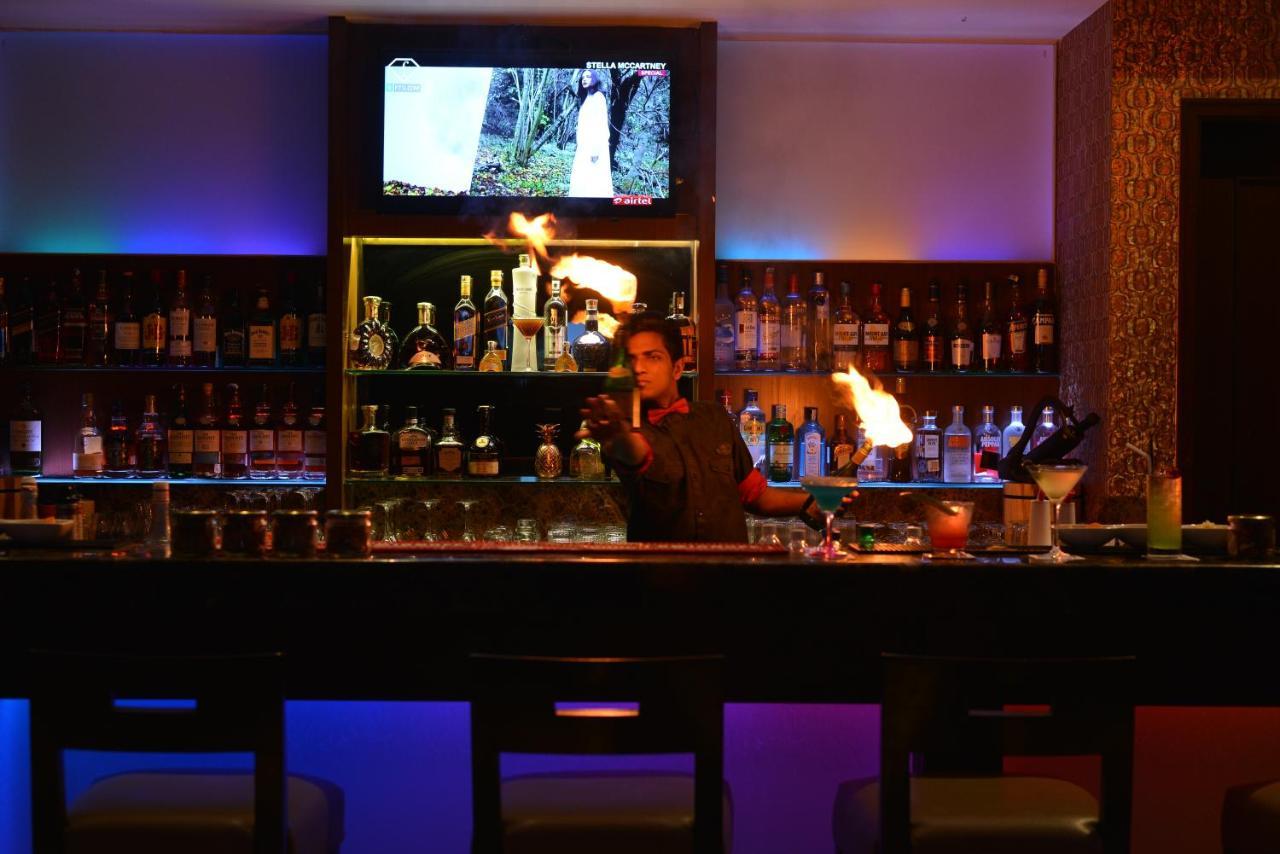 Hotel Ramada Plaza Chennai Exterior foto A bartender at work