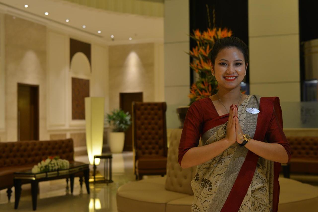 Hotel Ramada Plaza Chennai Exterior foto A hotel staff in India
