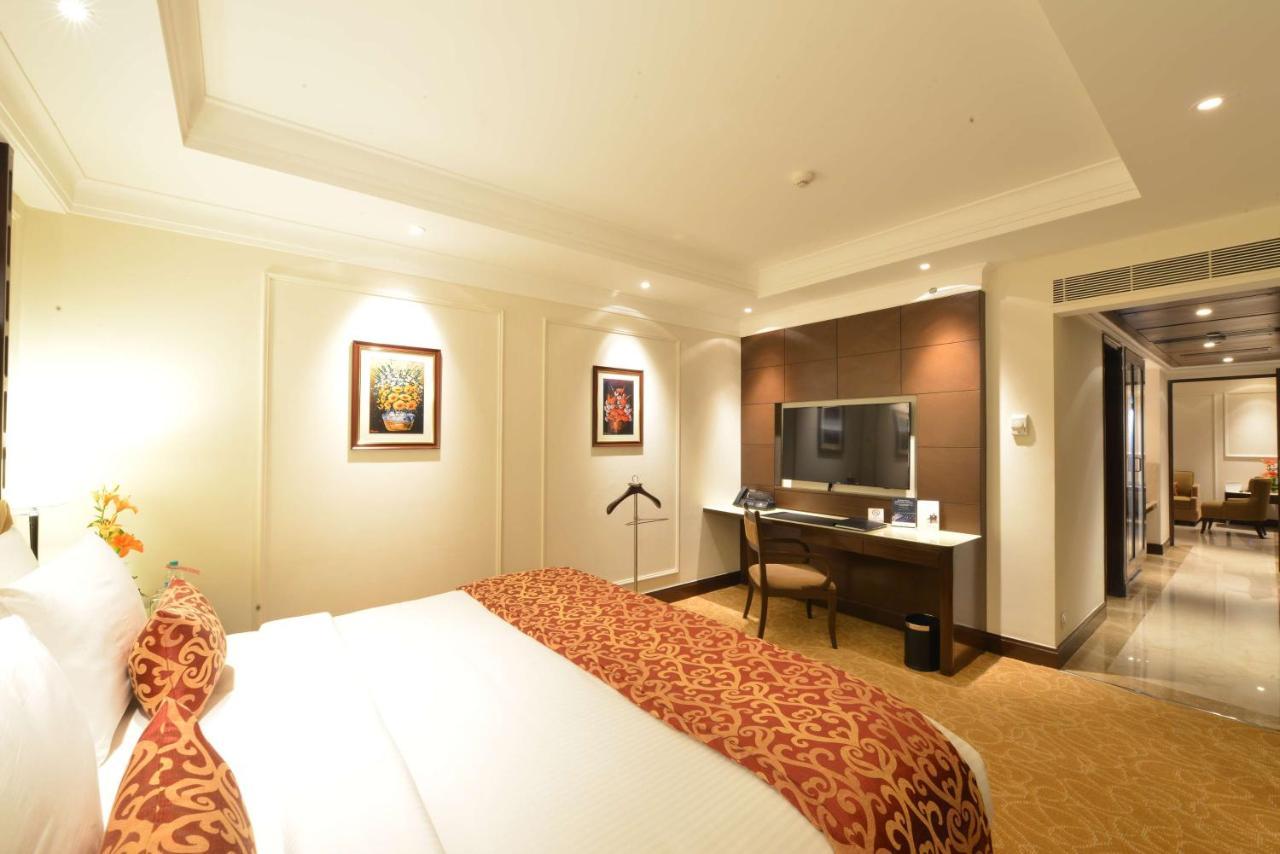 Hotel Ramada Plaza Chennai Exterior foto A room at the hotel