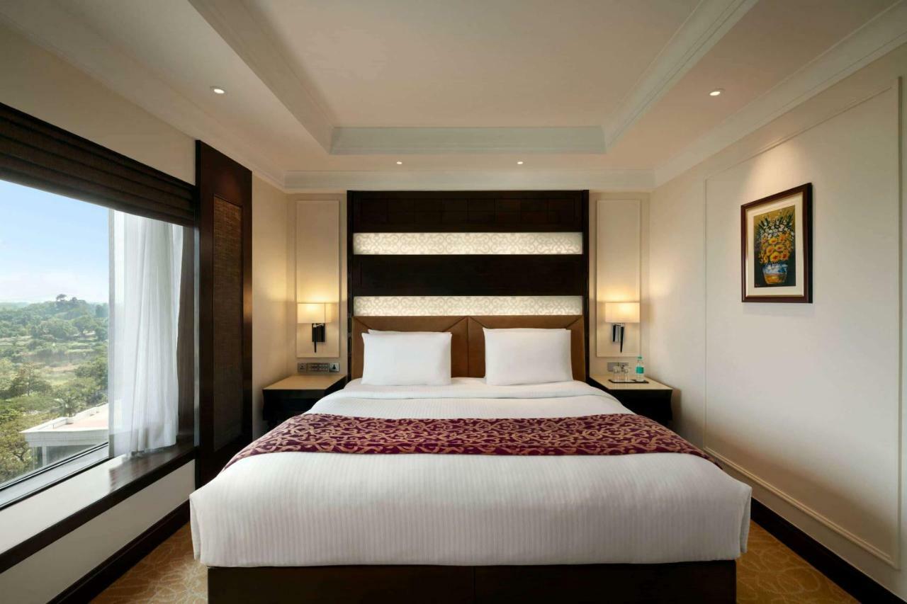 Hotel Ramada Plaza Chennai Exterior foto A bedroom at the Taj Bengal