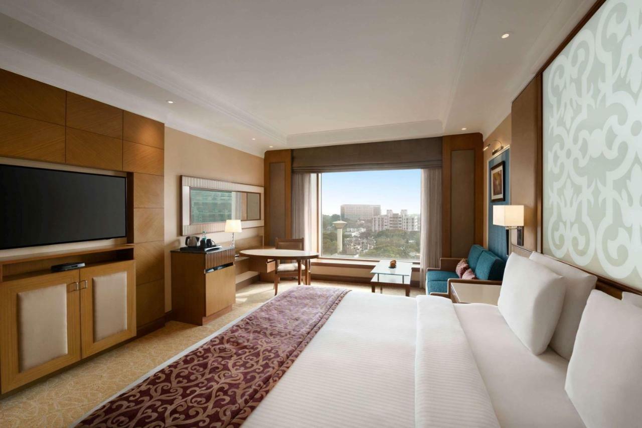 Hotel Ramada Plaza Chennai Exterior foto A room at the hotel