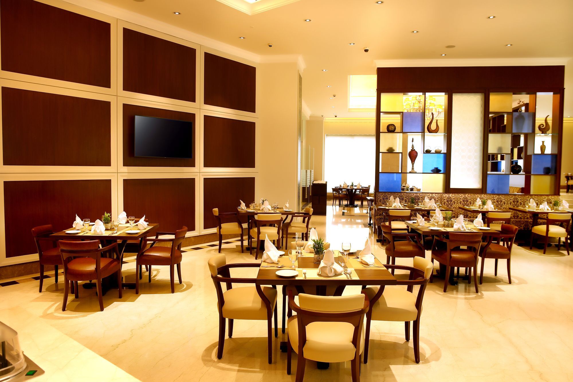 Hotel Ramada Plaza Chennai Exterior foto The restaurant