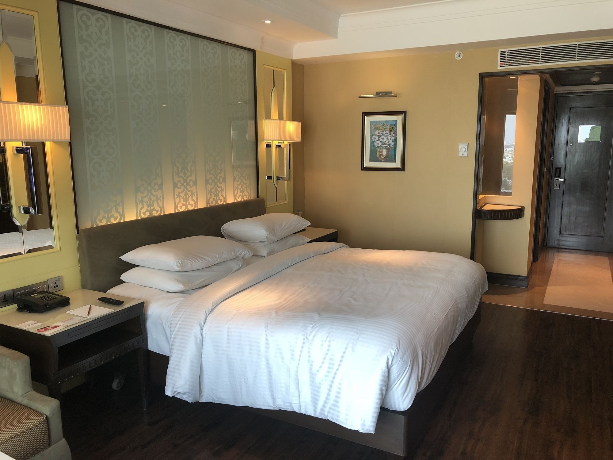 Hotel Ramada Plaza Chennai Exterior foto Deluxe room