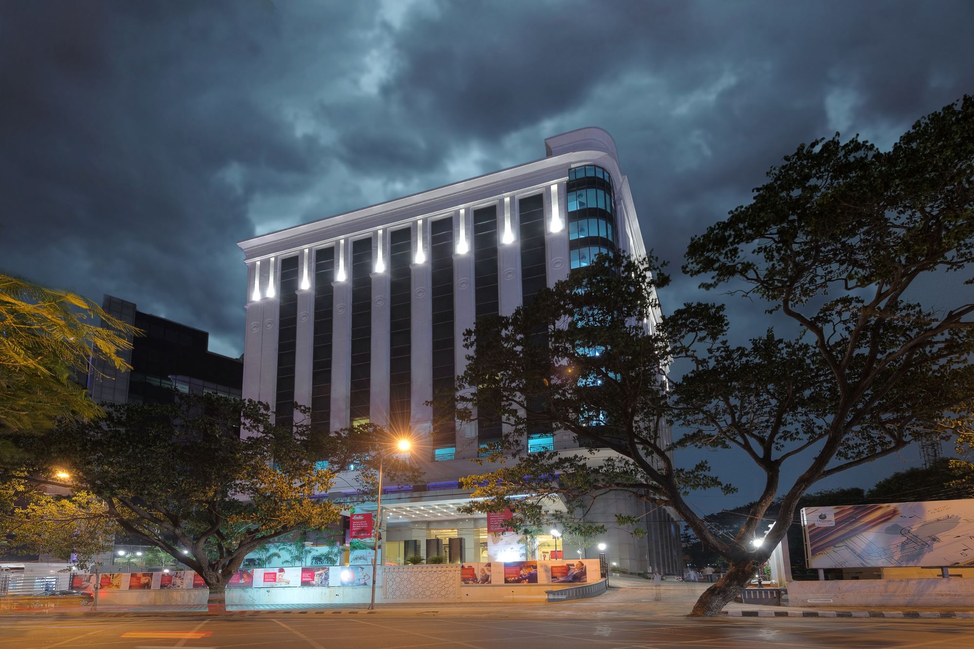 Hotel Ramada Plaza Chennai Exterior foto The hotel at night