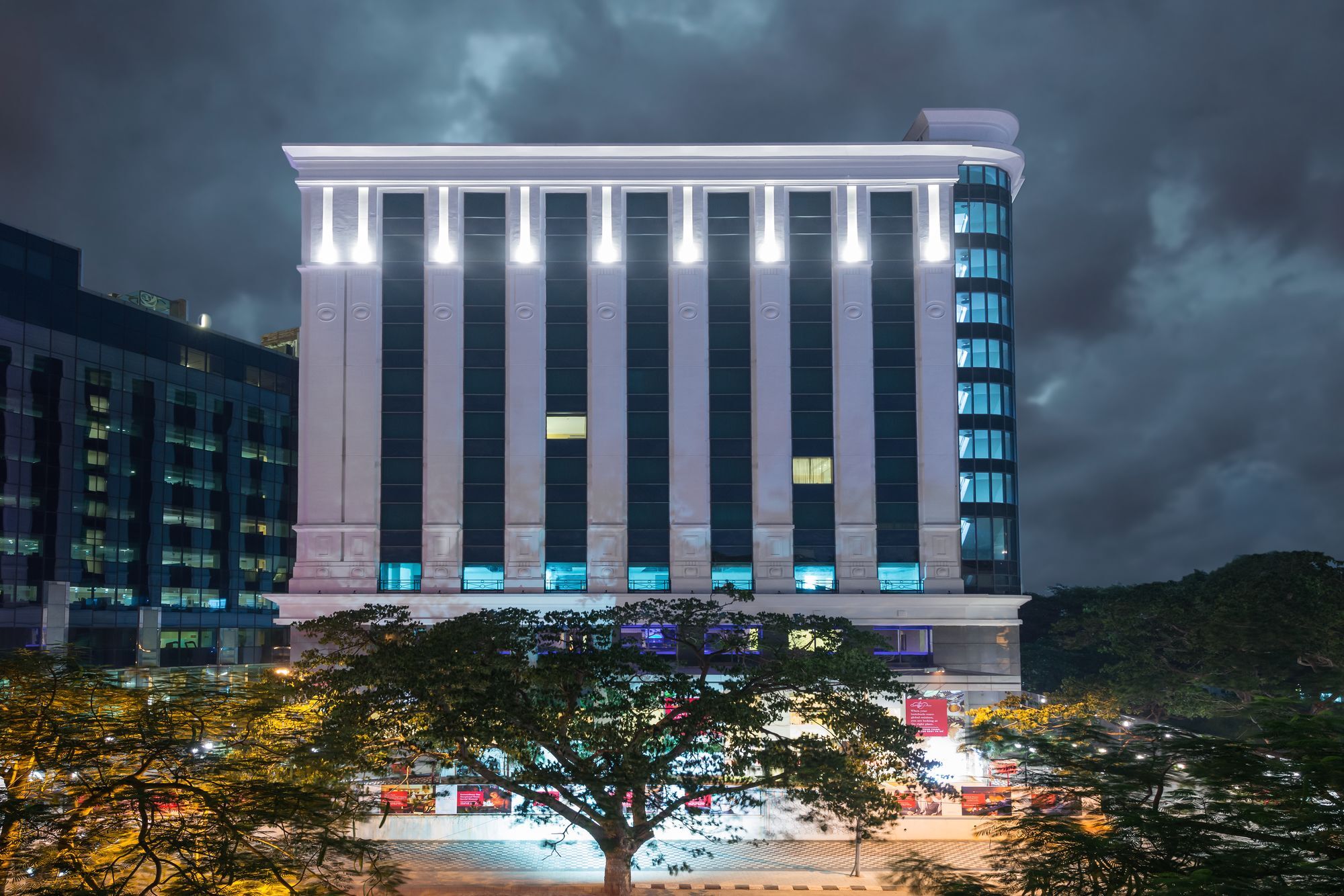 Hotel Ramada Plaza Chennai Exterior foto The hotel at night